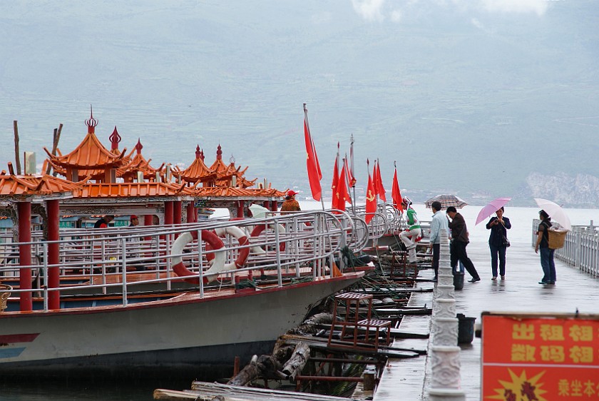 Boat Tour on Erhai Hú. Tour boat docks. Erhai Hú. .