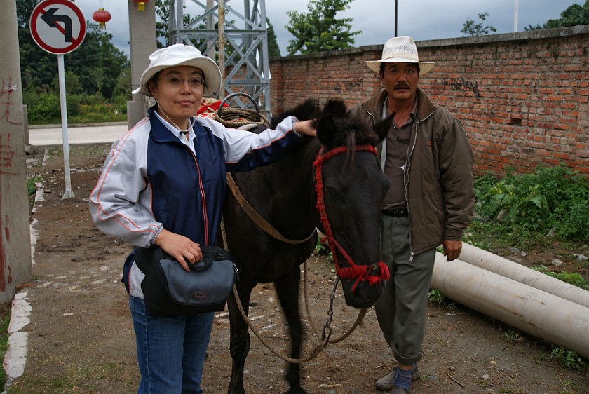 Horseback Ride on Zhonghé Shan. Guide and horse. Dàli. .