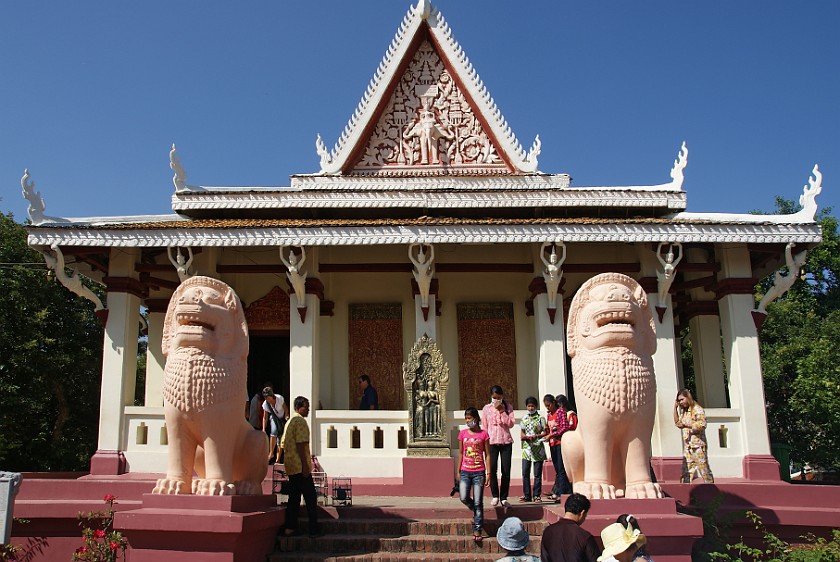 Wat Phnom. Vihara. Phnom Penh. .