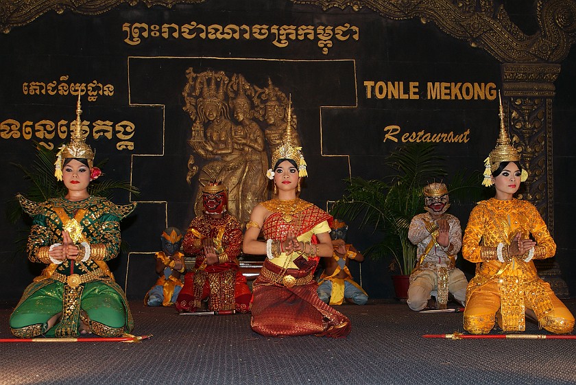 Tonlé Mekong Restaurant. Traditional Dance Performance. Siem Reap. .