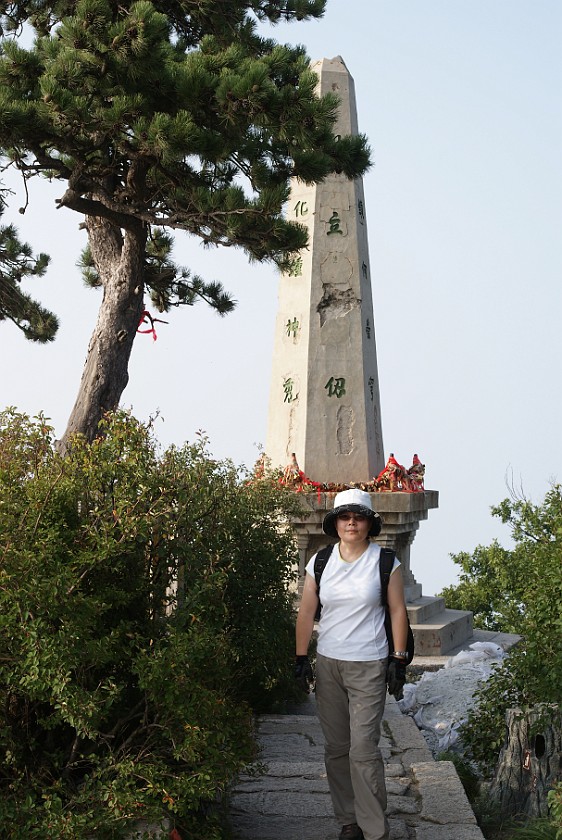 Hua Shan. Pilar at West Peak. near Mengyuan. .