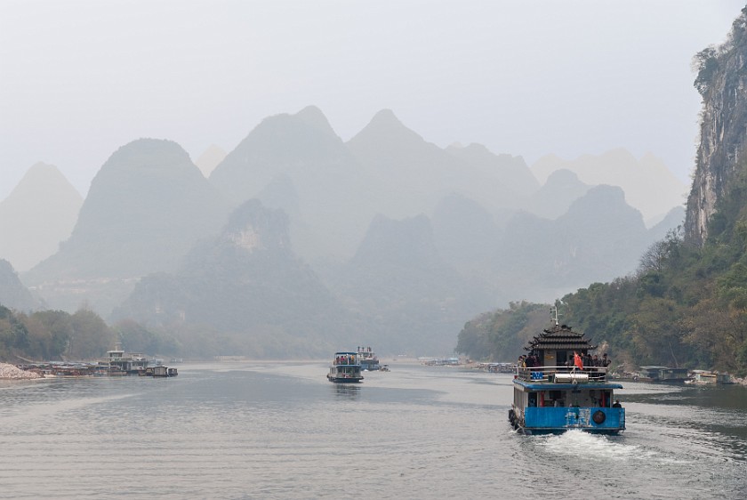 Lí Jiang Boat Tour. Lí Jiang River . near Guìlín. .