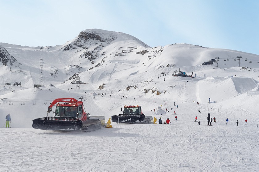 Skiing at the Kitzsteinhorn. Snow groomers. Kaprun. .