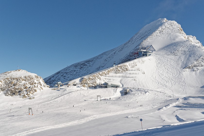 Skiing at the Kitzsteinhorn. Kitzsteinhorn and glacier shuttle. Kaprun. .