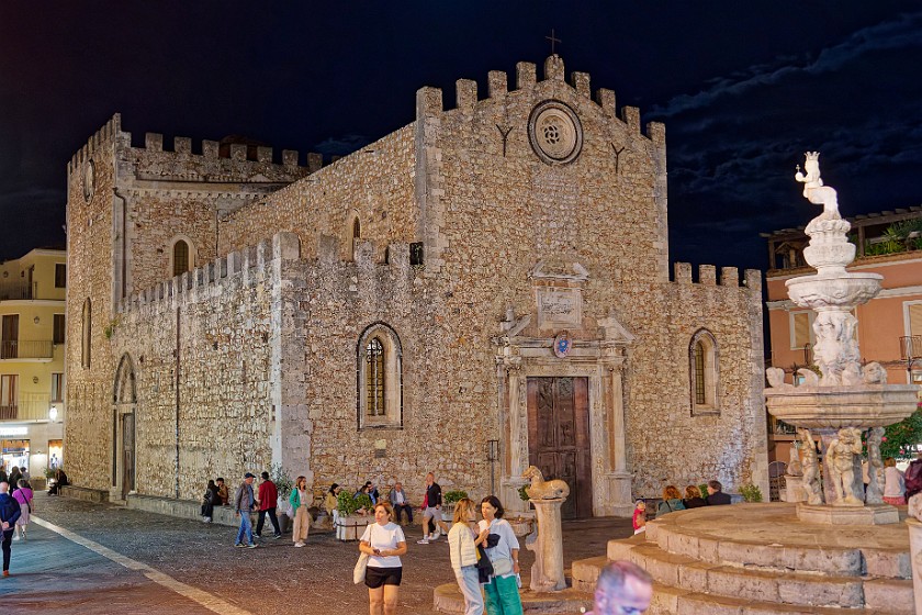 Taormina. Piazza Duomo. Taormina. .