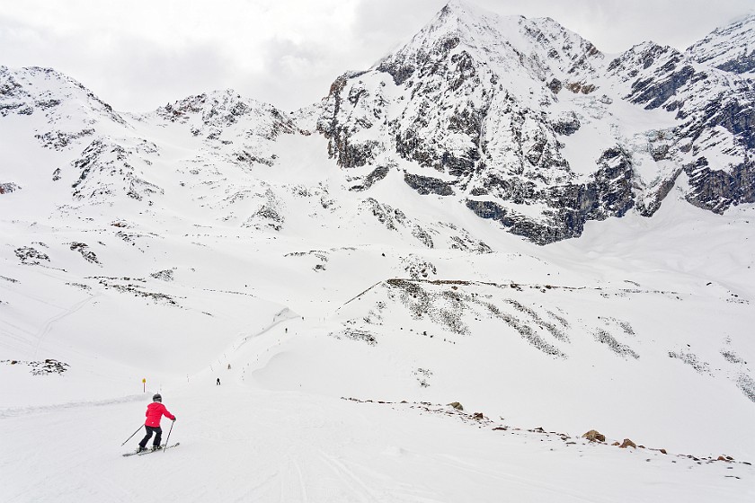 Skiing in Sulden at the Ortler. Slope to the middle station. Sulden. .