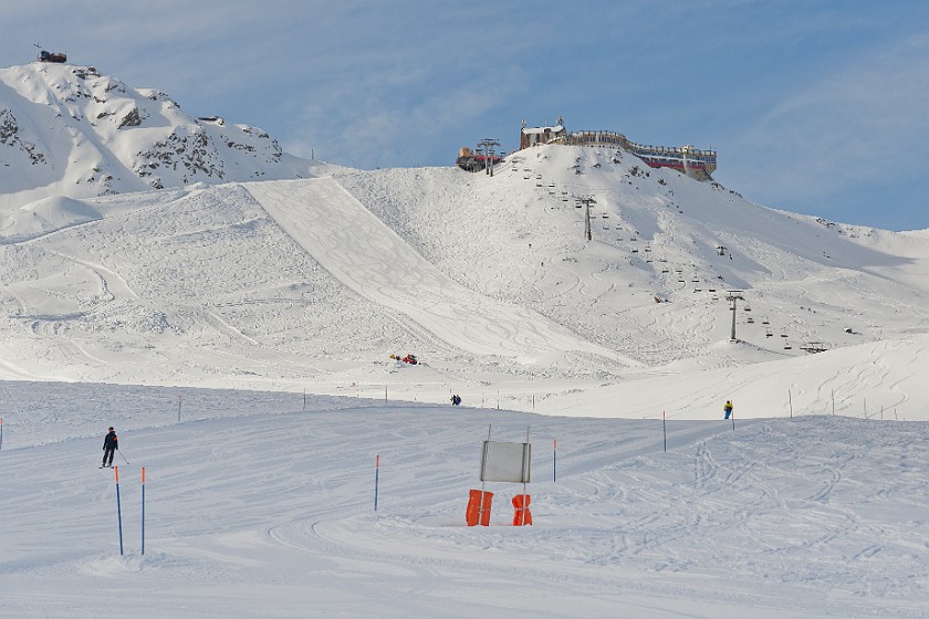 Skiing in the Schnalstal. G1 slope, Glacier Hotel Grawand and chairlift. Kurzras. .
