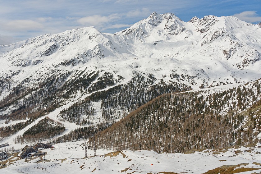 Skiing in the Schnalstal. Lazaun gondola, hut and slopes. Kurzras. .